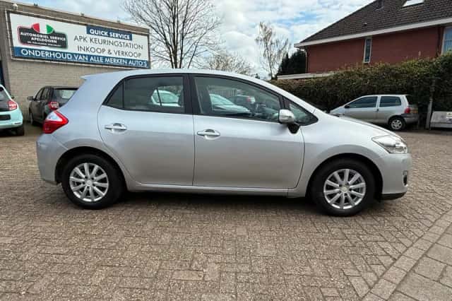 Toyota Auris (2011) thumbnail 4