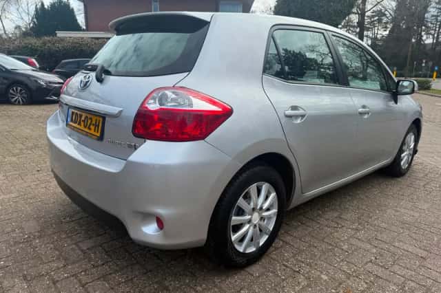 Toyota Auris (2011) thumbnail 5