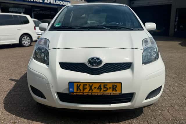 Toyota Yaris (2010) thumbnail 2