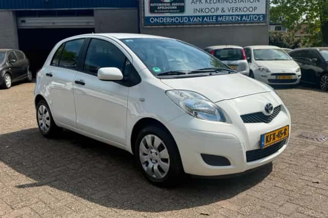 Toyota Yaris (2010) thumbnail 3
