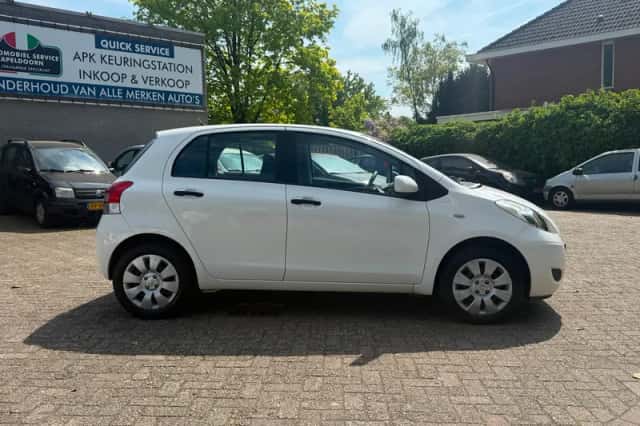 Toyota Yaris (2010) thumbnail 4