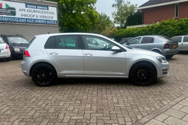 Volkswagen Golf (2017) thumbnail 4