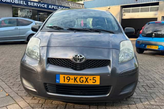 Toyota Yaris (2009) thumbnail 2