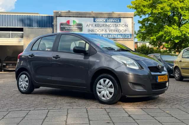 Toyota Yaris (2009) thumbnail 3