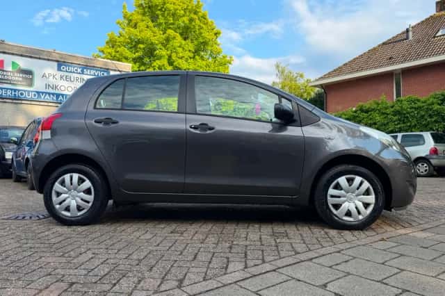 Toyota Yaris (2009) thumbnail 4