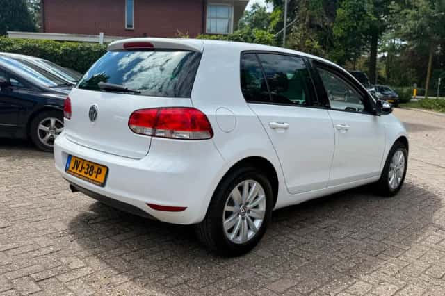 Volkswagen Golf (2011) thumbnail 5