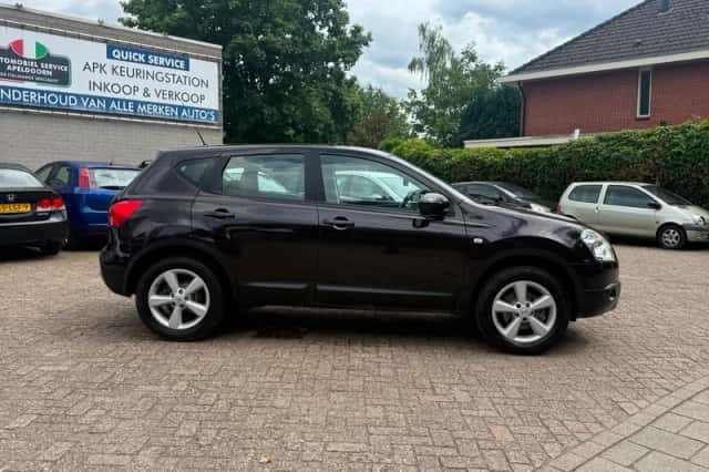 Nissan Qashqai (2010) thumbnail 4