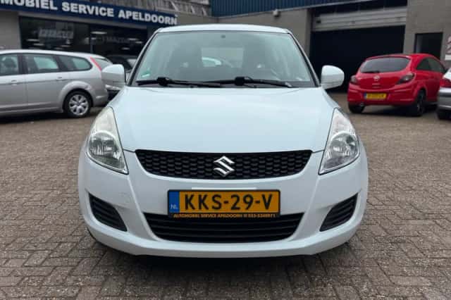 Suzuki Swift (2013) thumbnail 2