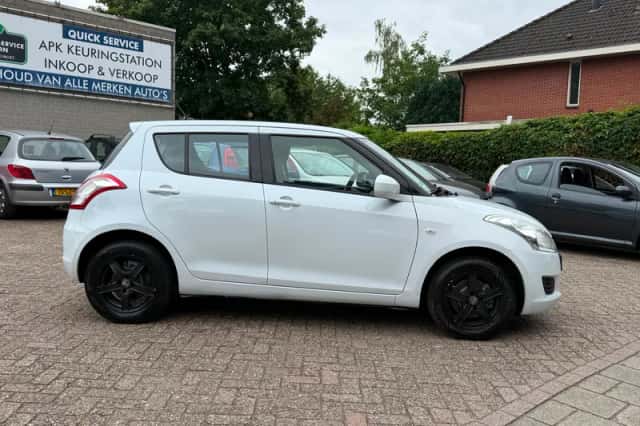 Suzuki Swift (2013) thumbnail 4