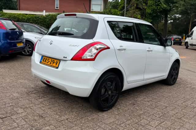 Suzuki Swift (2013) thumbnail 5