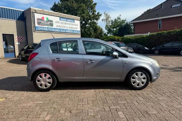 Opel Corsa (2008) thumbnail 4
