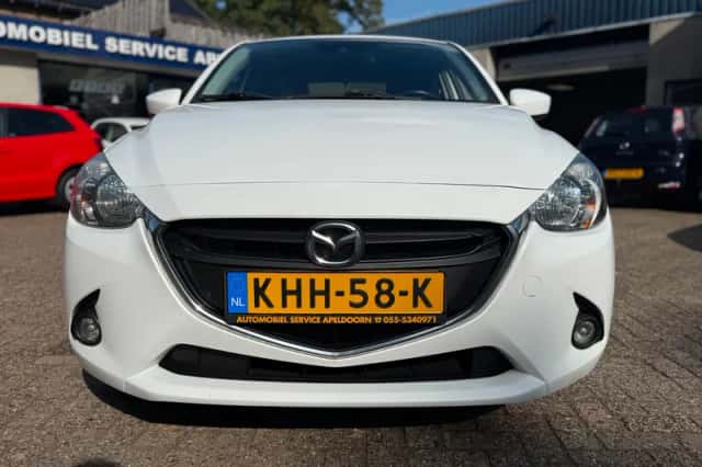 Mazda 2 (2016) thumbnail 2