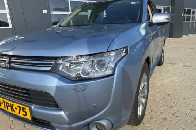 Mitsubishi Outlander (2014) thumbnail 2