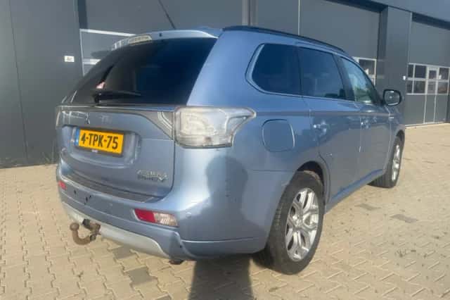 Mitsubishi Outlander (2014) thumbnail 3