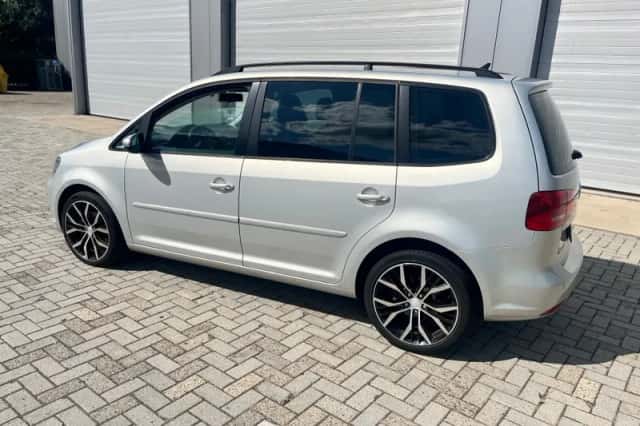 Volkswagen Touran (2011) thumbnail 3