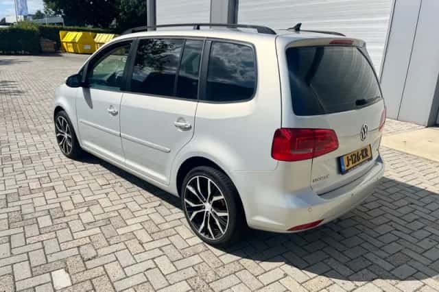 Volkswagen Touran (2011) thumbnail 4