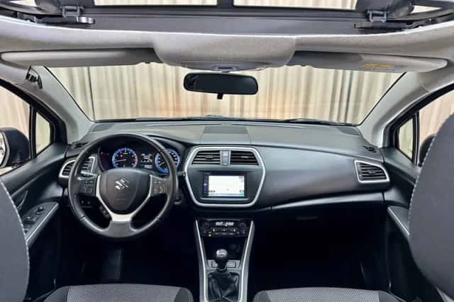 Suzuki S-Cross (2016) thumbnail 2