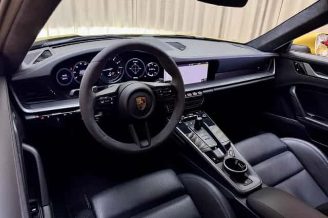 Porsche 911 (2020) thumbnail 2