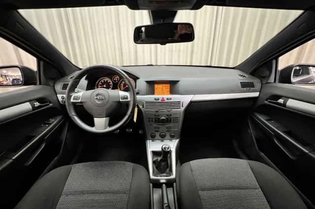 Opel Astra (2009) thumbnail 2