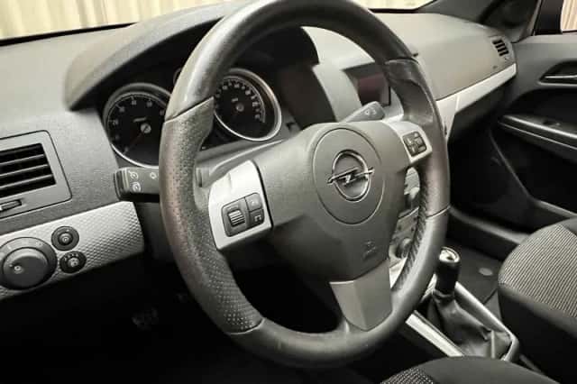 Opel Astra (2009) thumbnail 5