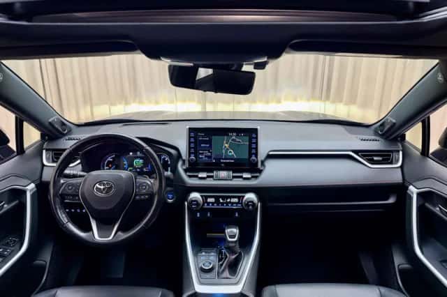 Toyota RAV4 (2022) thumbnail 2