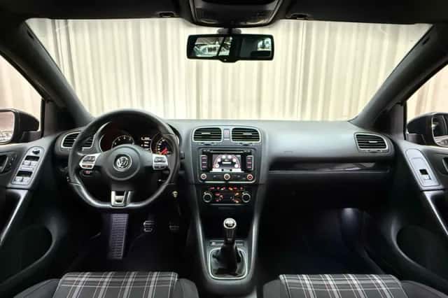 Volkswagen Golf (2010) thumbnail 2