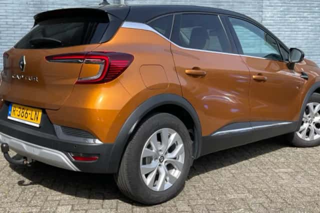 Renault Captur (2022) thumbnail 2