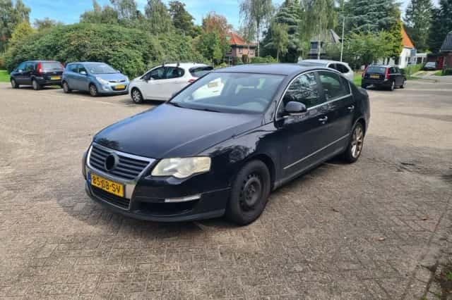 Volkswagen Passat (2005) thumbnail 1
