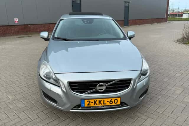 Volvo V60 (2013) thumbnail 2