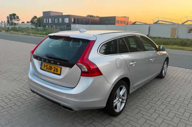 Volvo V60 (2013) thumbnail 4