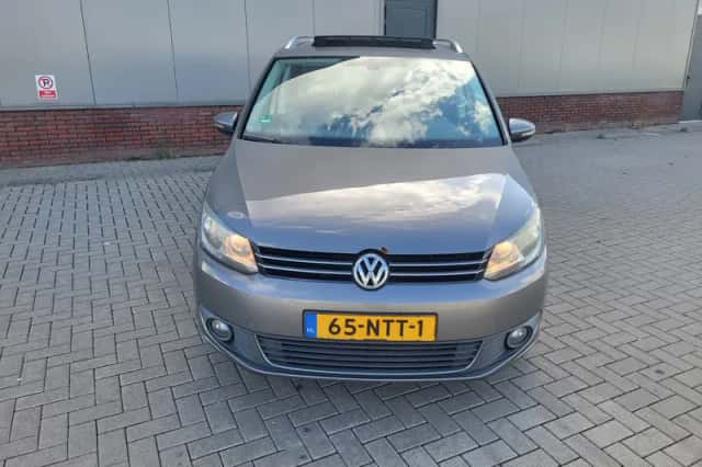 Volkswagen Touran (2010) thumbnail 2