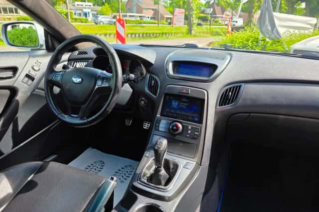 Genesis Coupé (2012) thumbnail 4