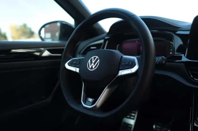 Volkswagen T-Roc (2024) thumbnail 2