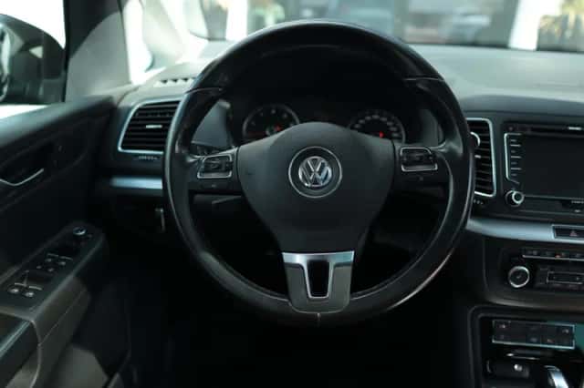 Volkswagen Sharan (2012) thumbnail 2