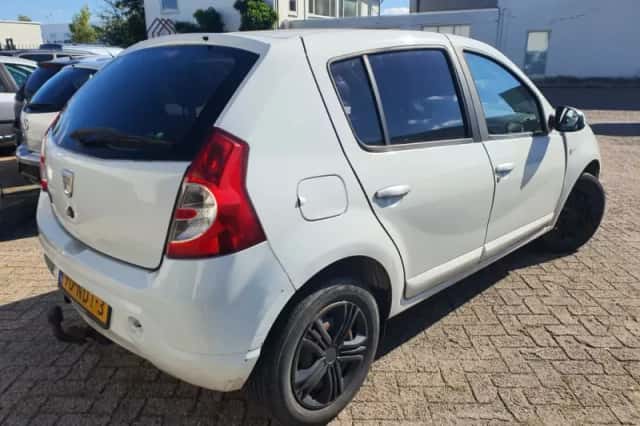 Dacia Sandero (2010) thumbnail 3