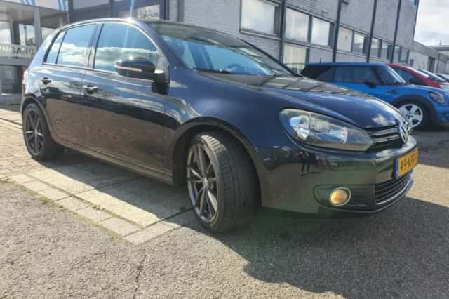 Volkswagen Golf (2010) thumbnail 2