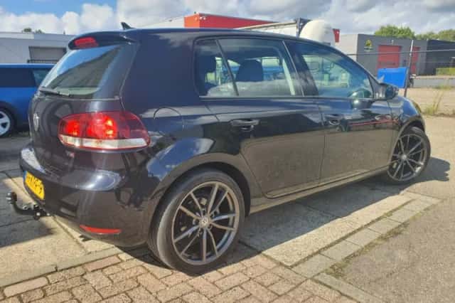 Volkswagen Golf (2010) thumbnail 3