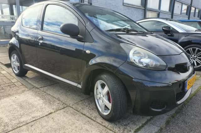 Toyota Aygo (2010) thumbnail 2