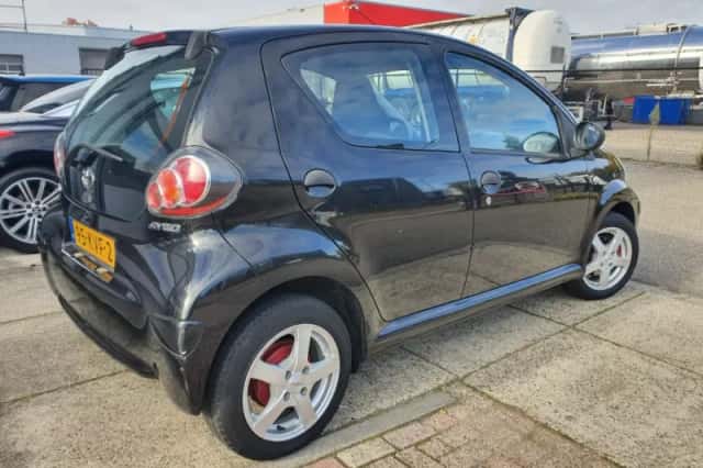 Toyota Aygo (2010) thumbnail 3