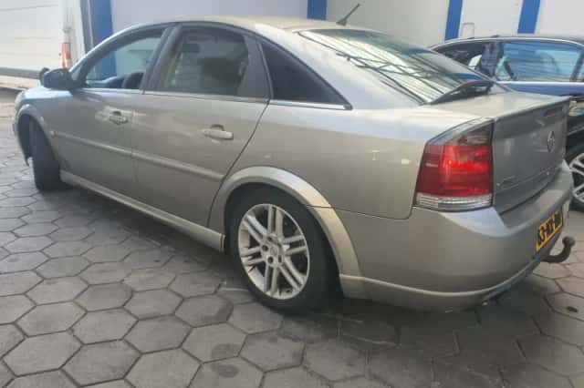 Opel Vectra (2004) thumbnail 4