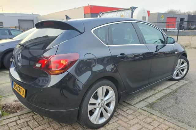 Opel Astra (2012) thumbnail 3
