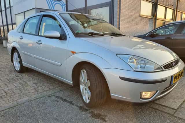 Ford Focus (2002) thumbnail 2