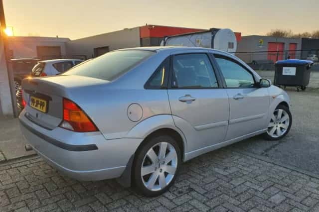 Ford Focus (2002) thumbnail 3