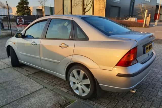 Ford Focus (2002) thumbnail 4