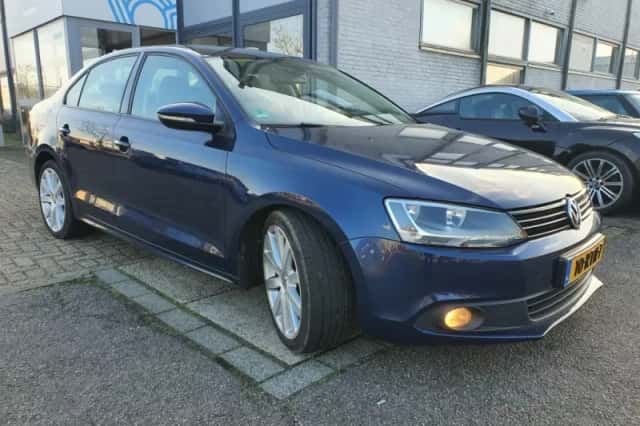 Volkswagen Jetta (2011) thumbnail 2