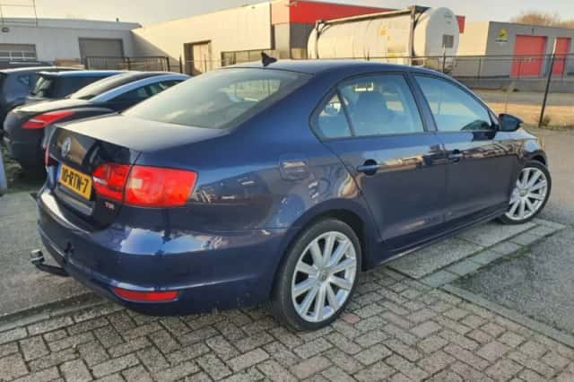 Volkswagen Jetta (2011) thumbnail 3