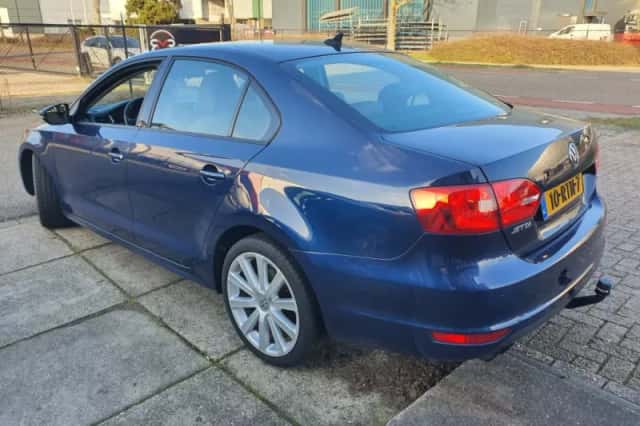 Volkswagen Jetta (2011) thumbnail 4