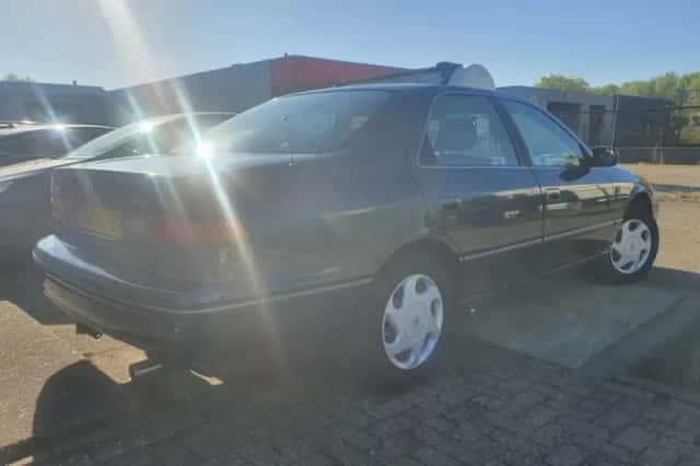 Toyota Camry (1997) thumbnail 3