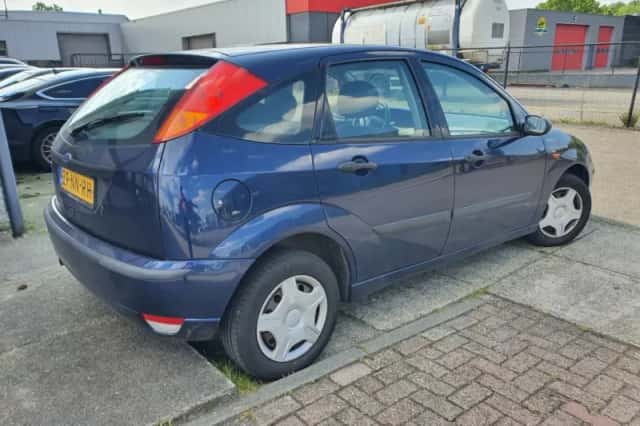 Ford Focus (2004) thumbnail 3