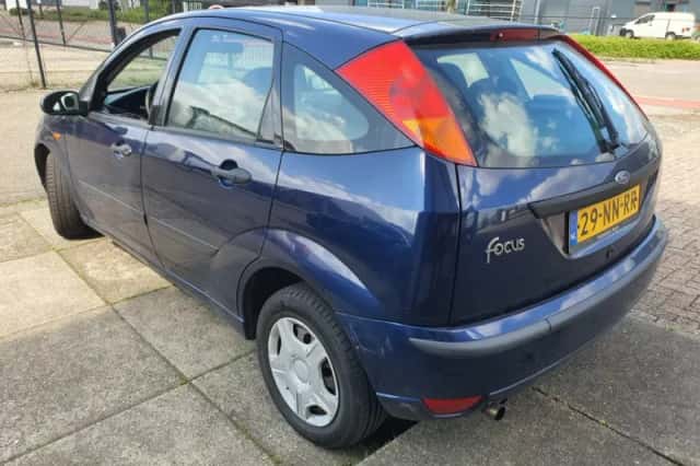 Ford Focus (2004) thumbnail 4